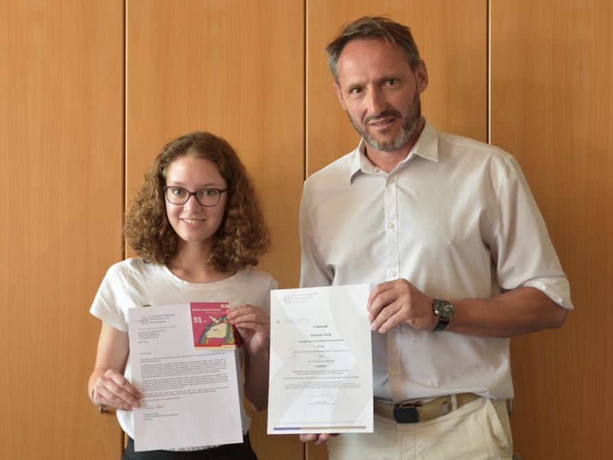 Stellvertretender Schulleiter Uwe Mißlinger überreichte Antonia Fisch die Urkunde zum Wettbewerb