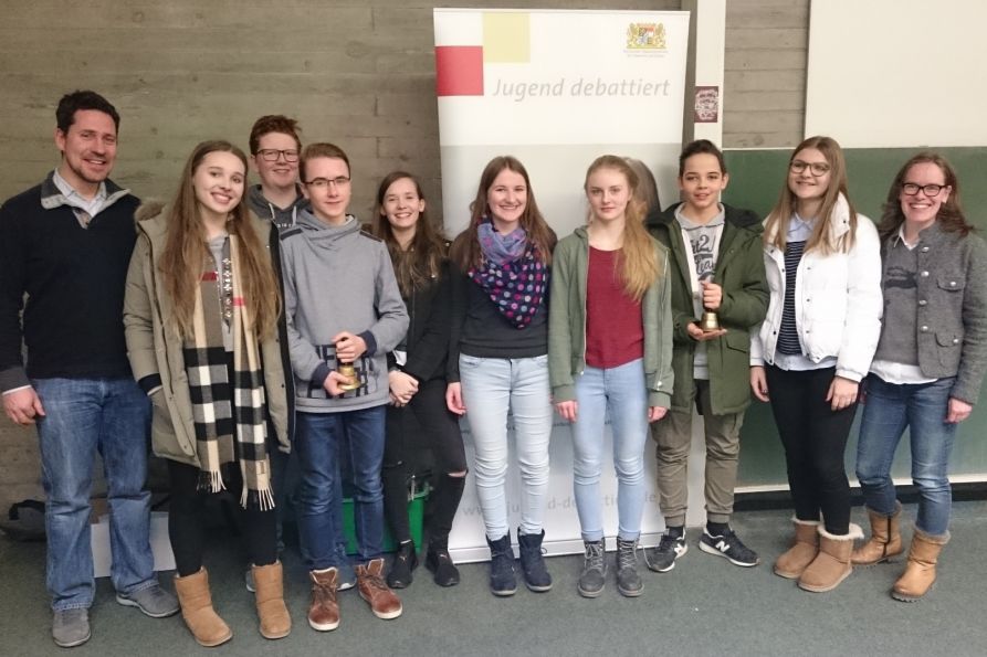 Die Fraunhofer-Schüler mit den Jugend-debattiert-Schulkoordinatoren im Hörsaal 10 der Universität Regensburg