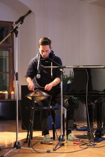 Jazzpianist Stephan Plecher spielte auf einem modernen, weiterentwickelten „Hang“