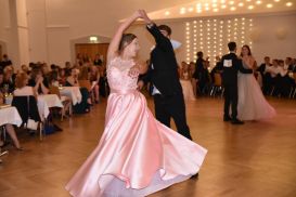 Schwungvoll übers Parkett