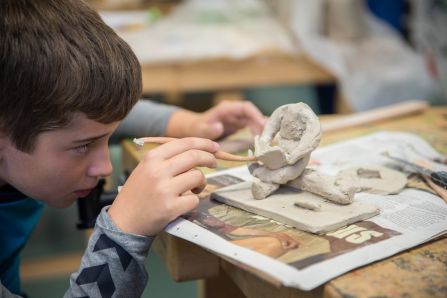 Die jungen Künstler arbeiteten akribisch an ihren Werken.