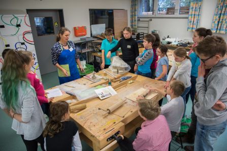 Die jungen Künstler bekamen zahlreiche Tipps im Umgang mit Ton und durften alles sofort selbst ausprobieren.