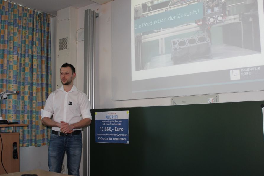 Christian Reil vom Technologie-Campus Cham erläuterte die Funktionsweise des 3D-Druckers.