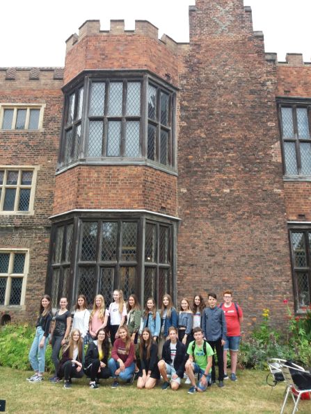 Die Fraunhofer-Schüler vor der Old Hall in Gainsborough