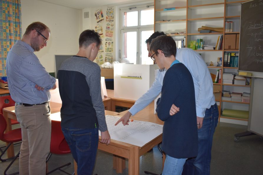 StRef Fritz Güldener (li.) und OStR Christian Luy (re.) erläutern den Schülern die Stimmzettel.