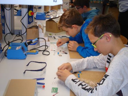 Zuerst überprüfen die Kinder, ob auch alle Bauteile da sind.