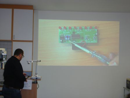 Herr Hauser erklärt ein Schaltungsdetail.