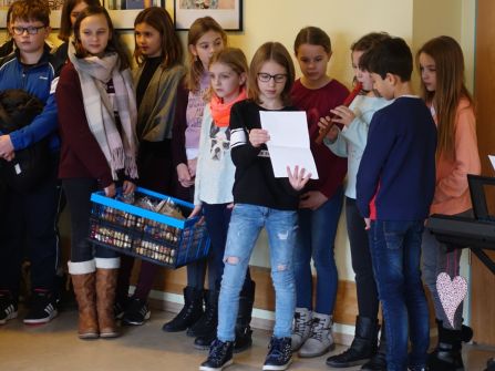 Während eine Schülerin auf der Flöte vorspielt ...