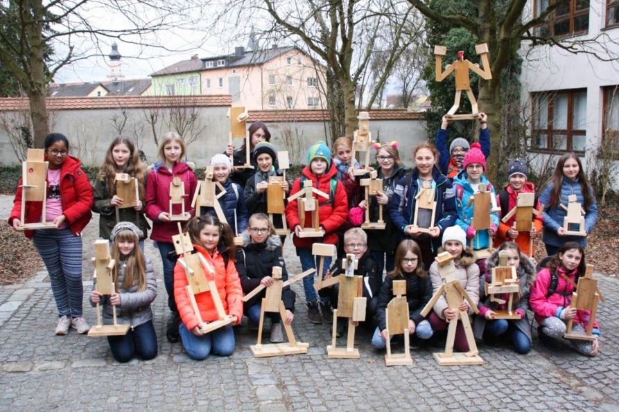 Die Kunstklasse 5 mit ihren Figuren aus Holz