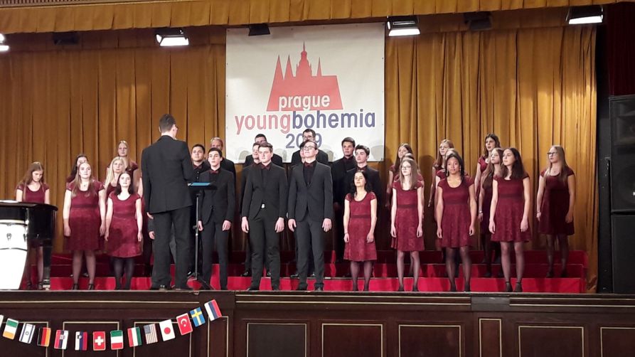 Die jungen Sängerinnen und Sänger des Fraunhofer-Kammerchores unter Leitung von Andreas Ernst bei ihrem Auftritt im National House Vinohrady in Prag