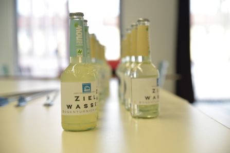 Jeder Teilnehmer erhielt eine Flasche "Zielwasser".