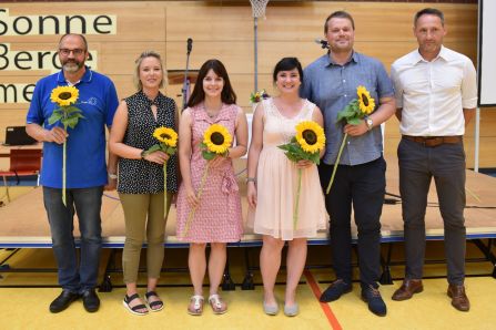 Die scheidenden Referendare Ina Kauschinger, Eva-Maria Schreiner, Milena Jakschic und Dominik Laußer zusammen mit den beiden Schulleitern