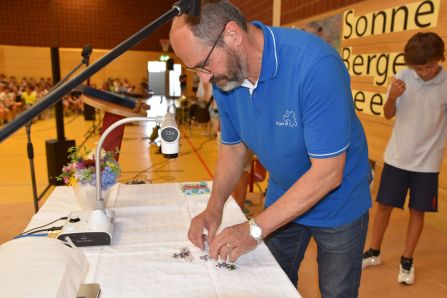 Mit der Bitte, auch weiterhin ein Teil der Schulfamilie zu bleiben, haben die Schüler dem scheidenden Schulleiter Dr. Hubert Balk ein Puzzle geschenkt, das er auch sogleich zusammenbauen musste.