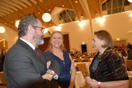 Sigrid Schiedermeier im Gespräch mit dem ehemaligen Schulleiter Dr. Hubert Balk und seiner Frau Ingrid.