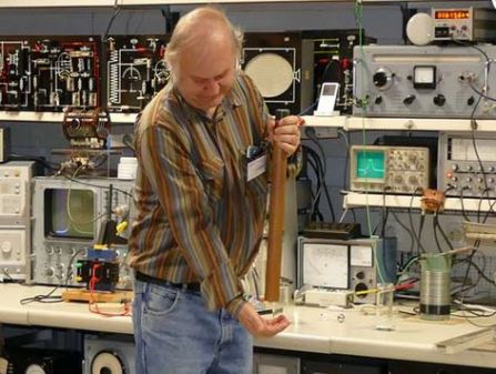 Dipl. Physiker Jürgen Putzger bei einer Vorführung im Physikraum des Rundfunkmuseums Cham (Foto: Rundfunkmuseum Cham)