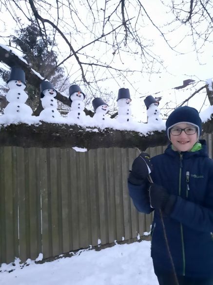 Die Schneemann-Parade am Gartenzaun