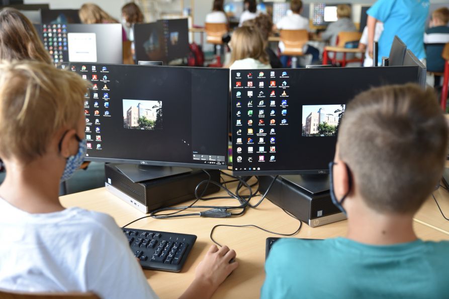 Schüler der Klasse 7c beim Arbeiten an den neuen Computern