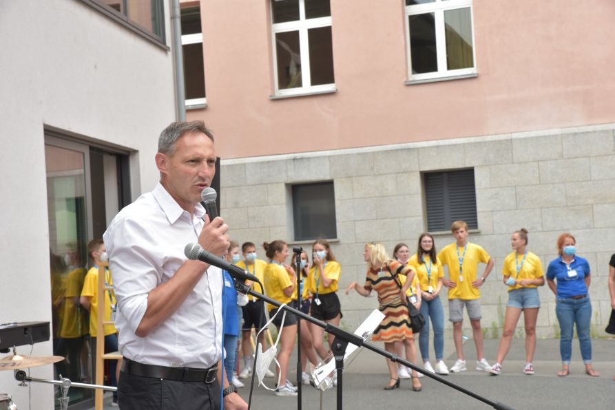 Schulleiter Uwe Mißlinger begrüßte die anwesenden Viertklässler mit ihren Eltern