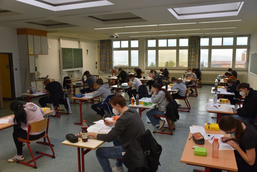Ein Teil der Fraunhofer-Abiturienten während der Prüfung im Fach Deutsch