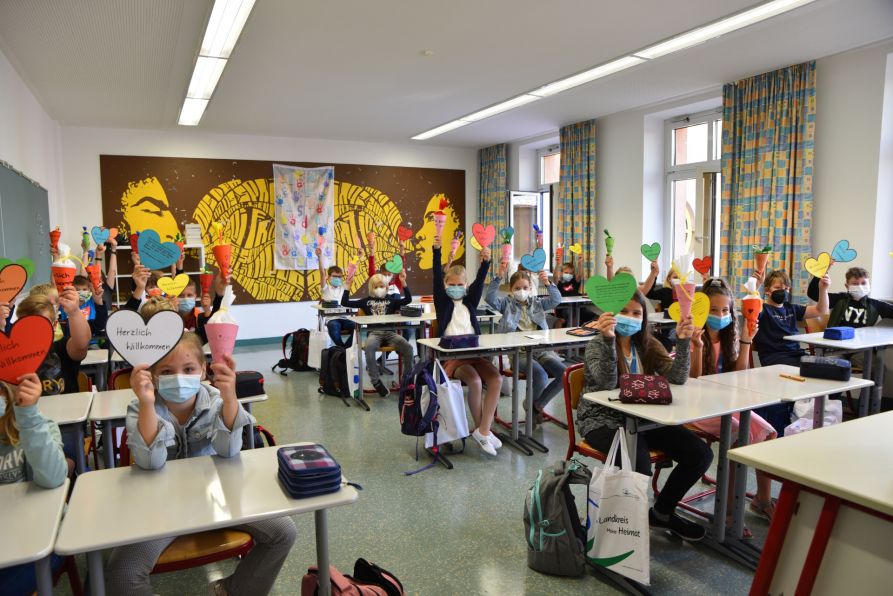 Auch so kann ein erster Schultag sein – die Klasse 5d des Fraunhofer-Gymnasiums mit süßen Schultüten und Wunschherzen