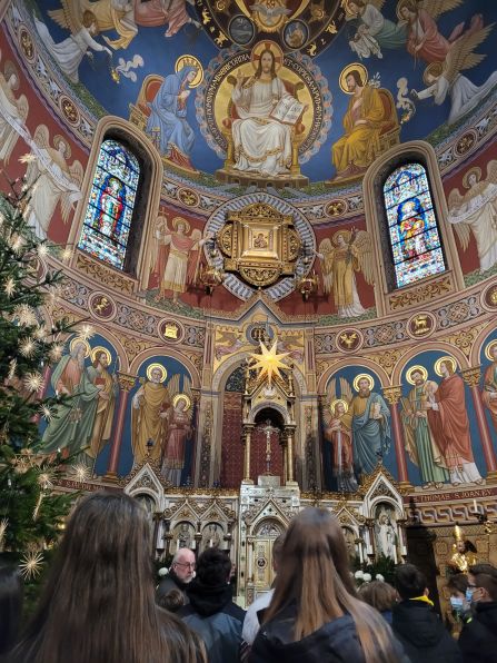 Blick in den reich verzierten Altarraum