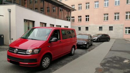 Im Konvoi fuhren die Helfer die Spenden nach Regensburg, ...