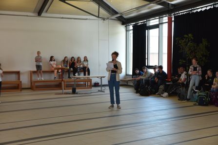 Schüler:innen der Theatergruppe trugen die Texte abwechselnd vor.