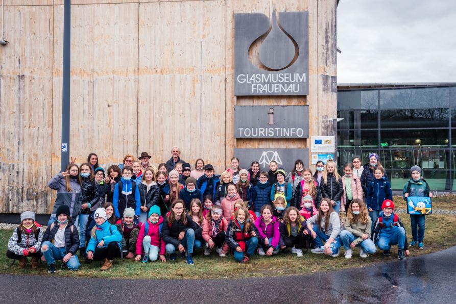 Die Fraunhofer-Kunstklassenschüler zusammen mit den Lehrkräften vor dem Glasmuseum Frauenau