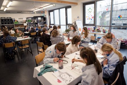 In der museumspädagogischen Werkstatt des Glasmuseums konnten die Teilnehmer eigene Kunstwerke erstellen.