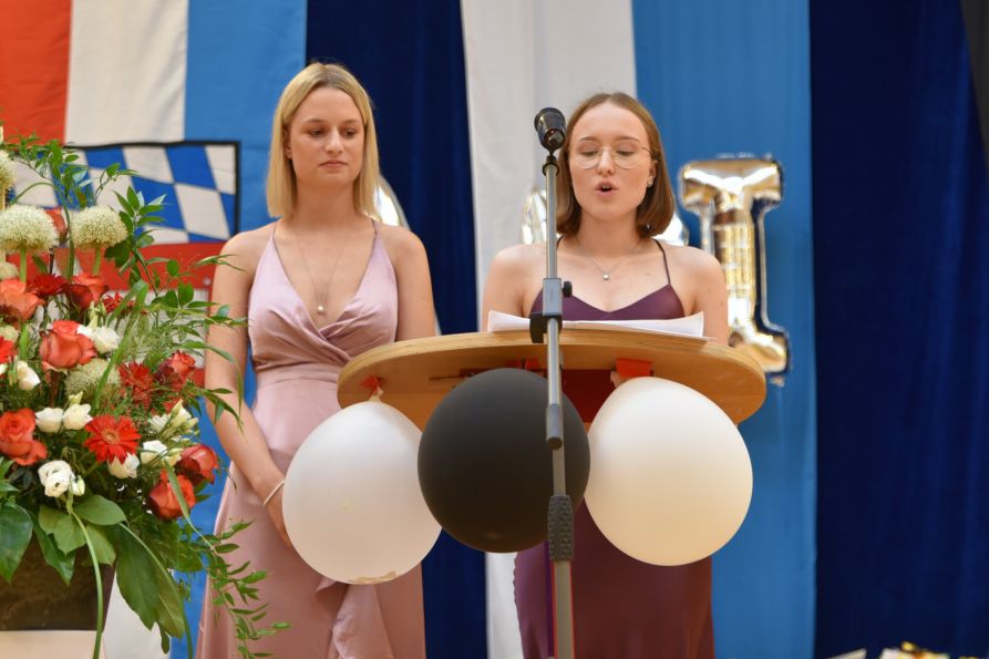 Pauline Hruby und Ina Gleixner trugen die Rede der Abiturienten vor.