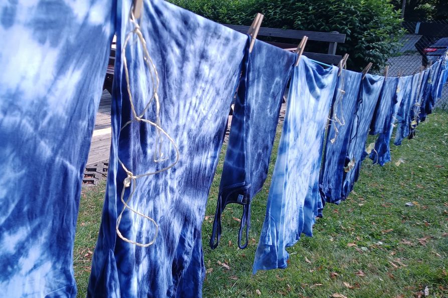 Batikshirts in bunten Farben: Upcyceln von alten Kleidungsstücken