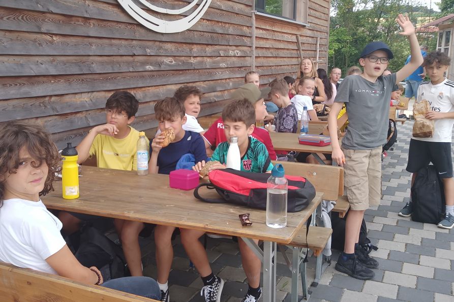 Brotzeit vor dem Hofladen am Boierhof