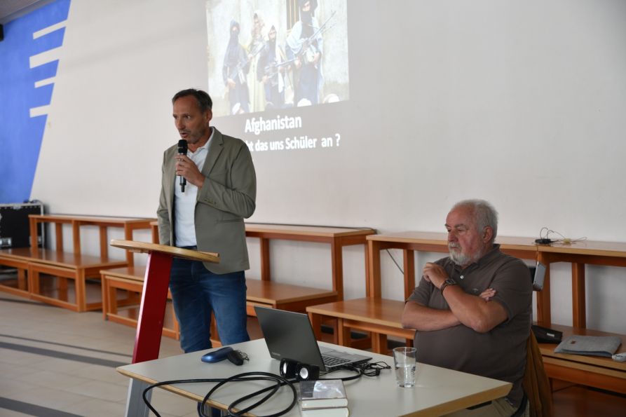 Schulleiter Uwe Mißlinger freute sich sehr, dass sich der Afghanistan-Experte Erös die Zeit genommen hatte, um den Schülern von der Situation in diesem Land zu erzählen.