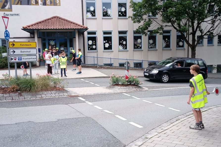 Am Kreisverkehr am Schulberg übten die neuen Schülerlots:innen das richtige Verhalten im Straßenverkehr.