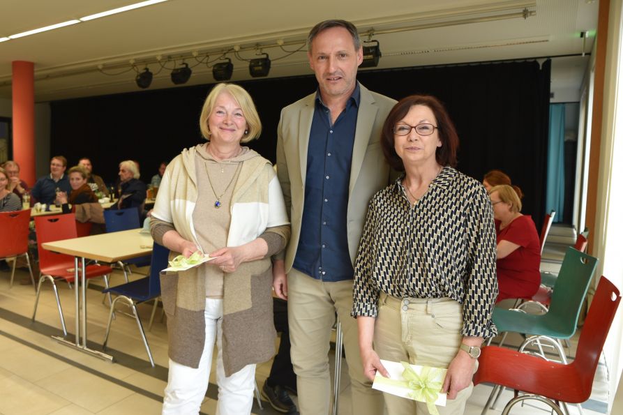 Angelika Weinfurter und Ursula Nickerl bei der Verabschiedung während der Personalversammlung im April 2022