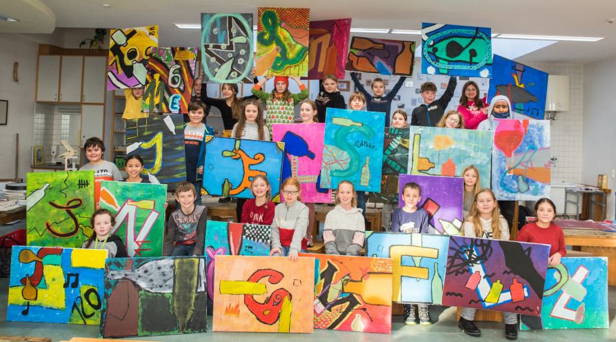 Stolz präsentierten die Schülerinnen und Schüler der Kunstklasse 5 ihre Werke.