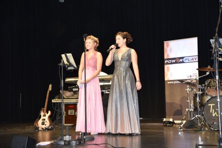 Die Schülersprecherinnen Veronika Weinzierl und Josefa Bücherl führten charmant durch den Abend.