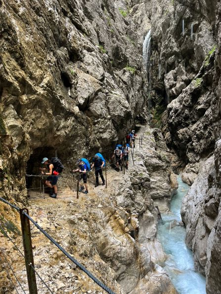 Der Einstieg in die mehrtägige Wanderung führte durch die Höllentalklamm.