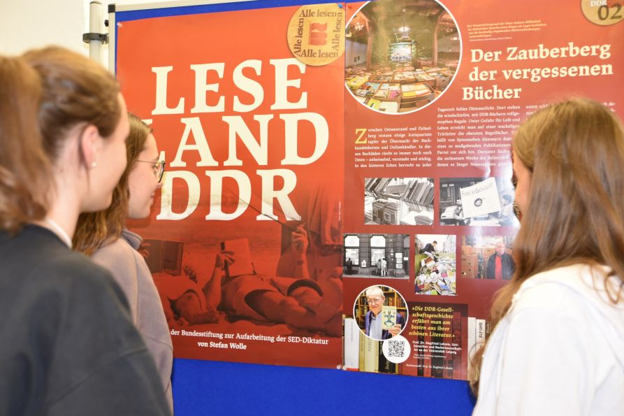 Die Ausstellung zum „Leseland DDR“ war für eine Woche in der Pausenhalle des Fraunhofer-Gymnasiums zu sehen und zahlreiche Schülerinnen und Schüler nutzten die Gelegenheit, um sich über die DDR-Geschichte zu informieren.