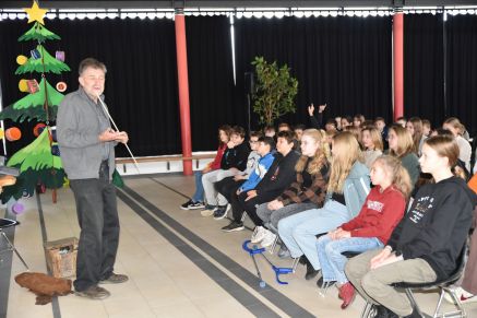 Lothar Breinl bei seinem Vortrag vor den Schülern