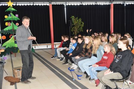 Lothar Breinl bei seinem Vortrag vor den Schülern
