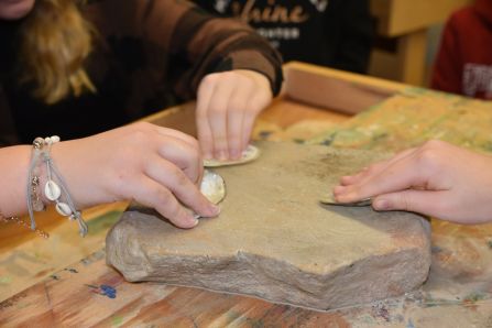Die Schüler:innen bearbeiteten Muscheln zu Schmuckstücken.