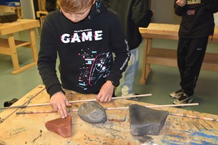 Pfeile wurden mit natürlichen Farben bemalt und verziert.