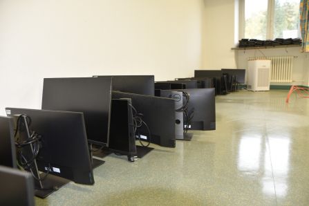 Eie Monitore warteten in der Zwischenzeit in einer Ecke.