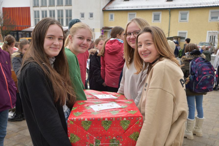Pünktlich um 11.15 Uhr warteten die ersten Schülerinnen und Schüler mit ihren Päckchen vor der Schule auf die Weihnachtstrucker.