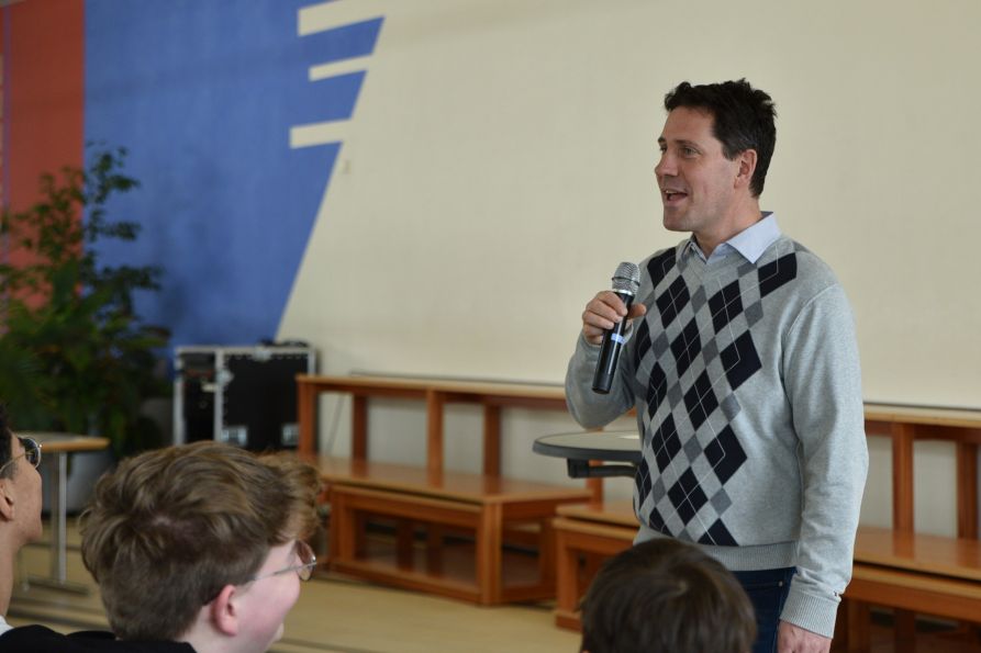 Christian Luy, verantwortlicher Lehrer am Fraunhofer-Gymnasium und Regionalkoordinator für "Jugend debattiert" erläuterte zu Beginn den Ablauf des Wettbewerbs.