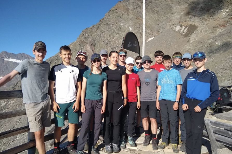 Die Teilnehmer des P-Seminars „Alpenüberquerung“ auf knapp 3000 Metern Höhe