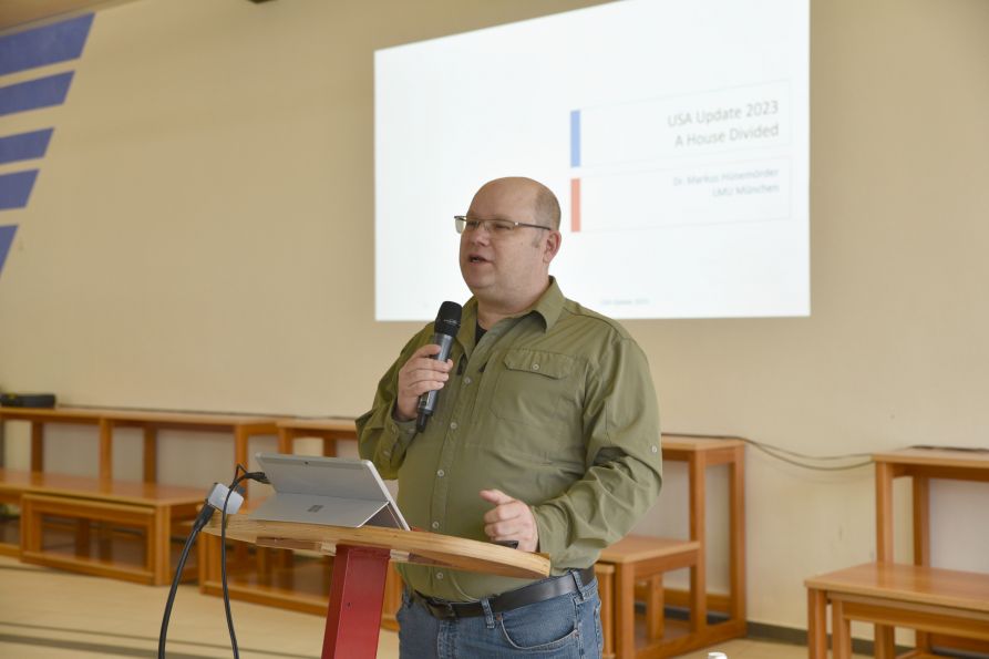 Dr. Markus Hünemörder bei seinem Vortrag am Fraunhofer-Gymnasium