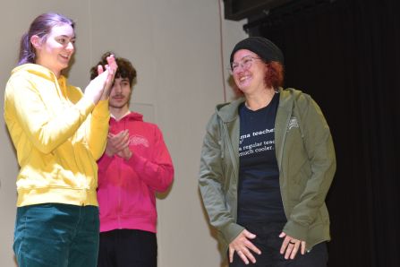 Regisseurin und Leiterin des P-Seminars, Eva-Maria Schwarzfischer, war stolz auf die Leistung ihrer Schülerinnen und Schüler.