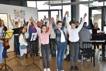 Die Chorklassen stellten sich zusammen mit den Bläser- und Streicherklassen im Musikpavillon vor und zeigten eindrucksvoll ihr Können.